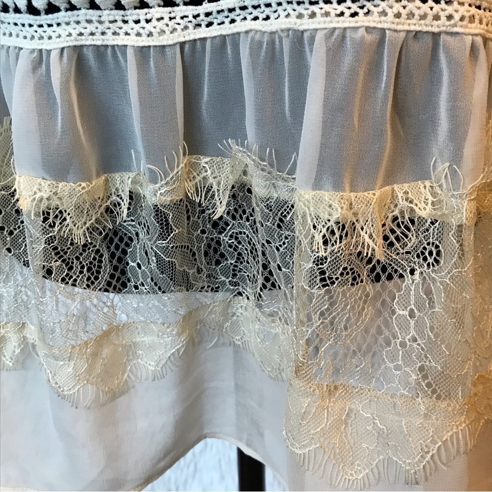 HARLYN blouse top with lace details.  Size large. - Picture 4 of 5